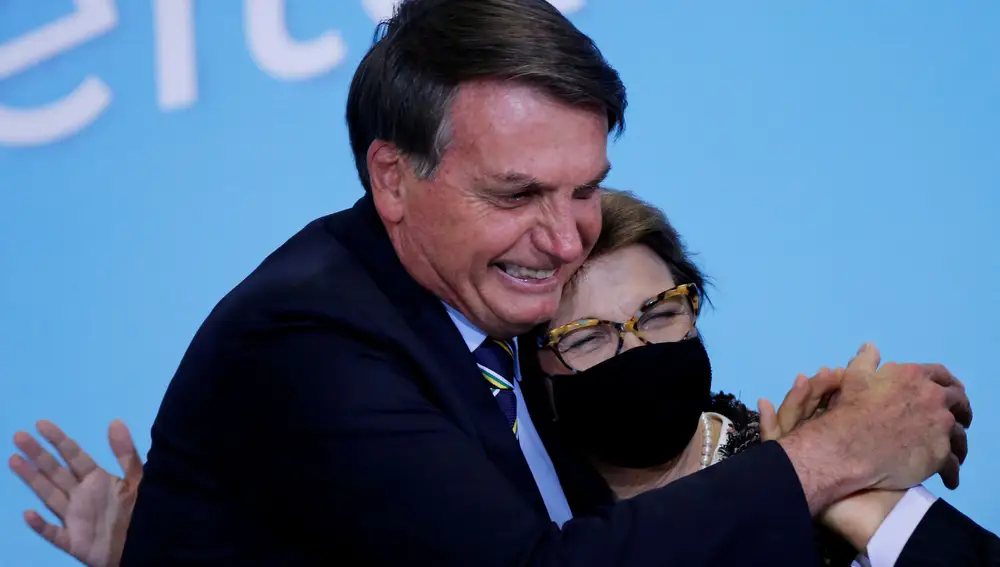 Jair Bolsonaro abraza a la ministra de Agricultura Tereza Cristina el 17 de junio