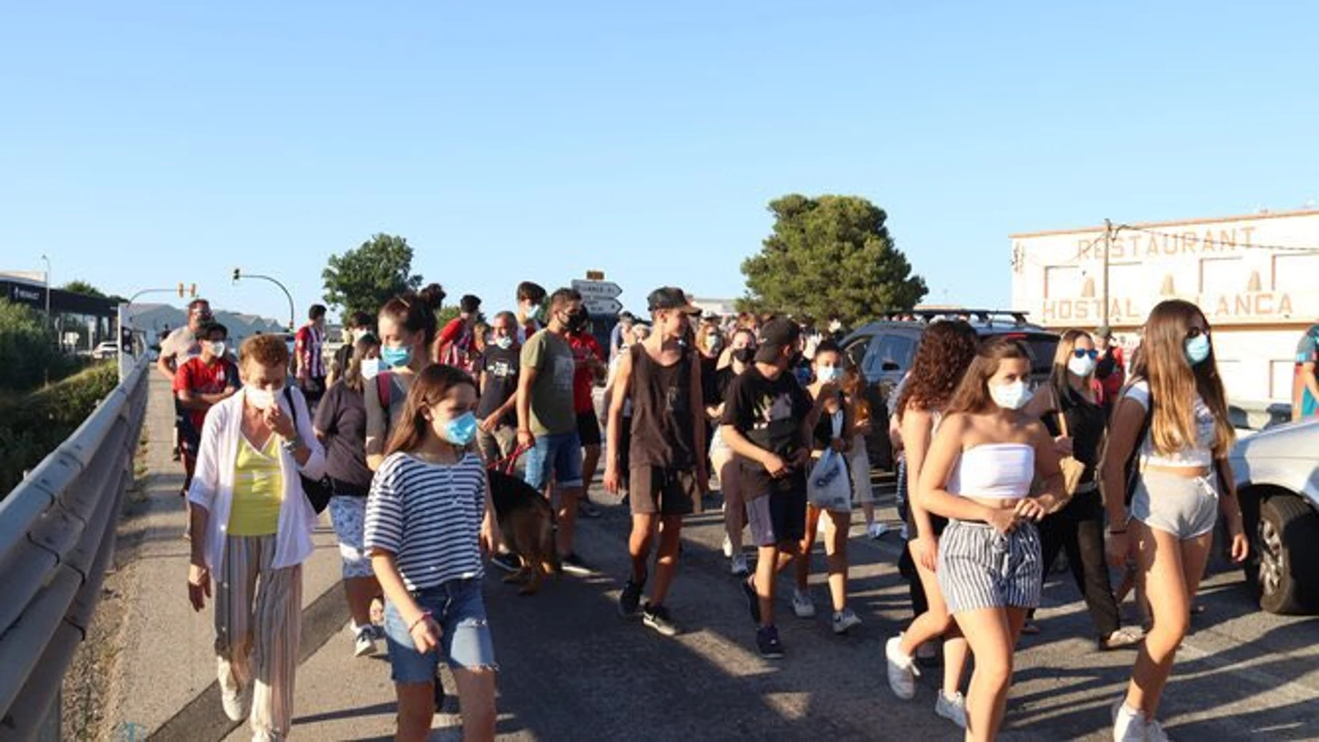 Imagen de una marcha en protesta contra la delincuencia en Llançà (Barcelona)