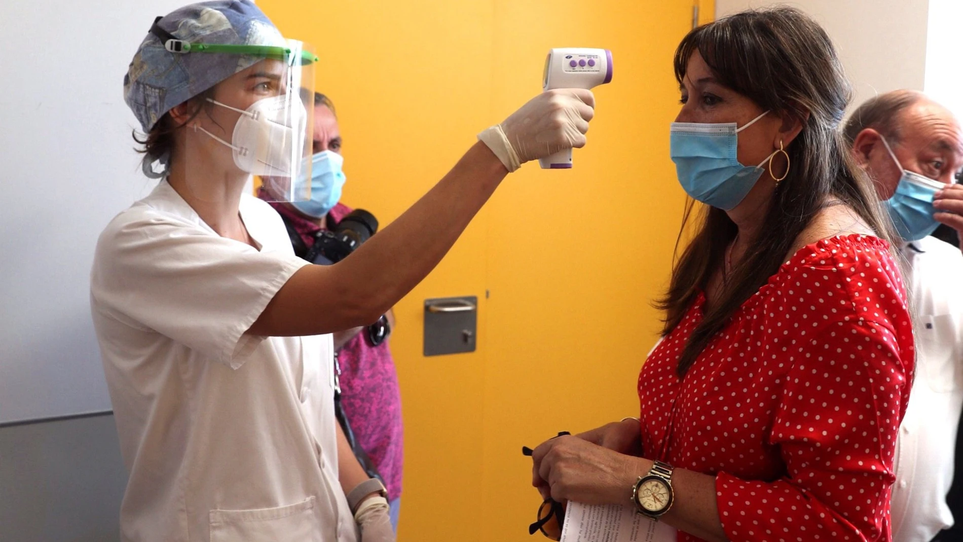 Una sanitaria del Centro de Salud de Binéfar (Huesca) toma la temperatura a la consejera de Sanidad del Gobierno de Aragón, Sira Repollés