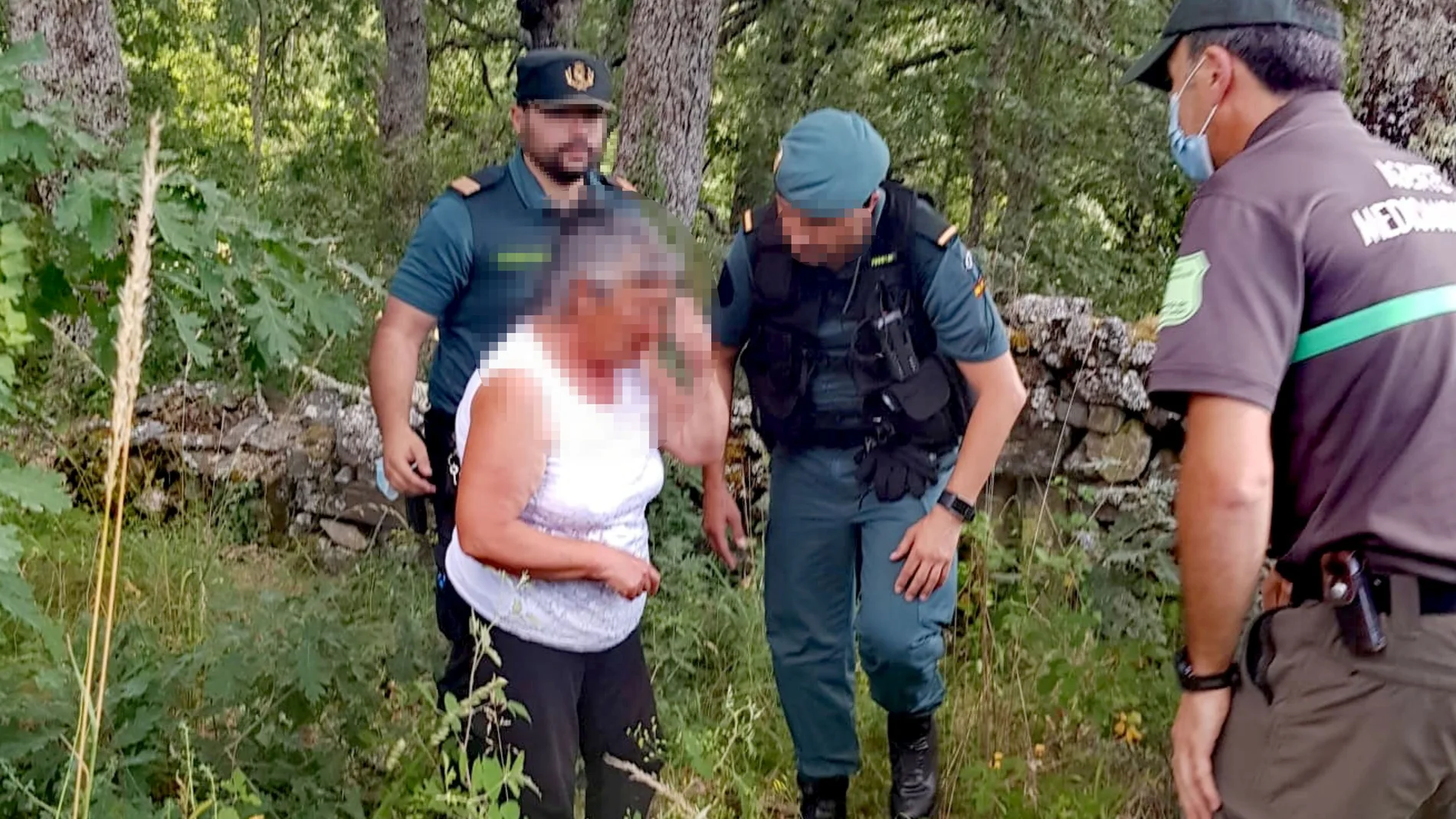 Momento en el que la Guardia Civil encuentra a la mujer desorientada