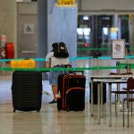 Un pasajero procedente de Londres rellenan un formulario a su llegada al Aeropuerto de Madrid-Barajas Adolfo Suárez