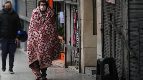 La avenida Córdoba, uno de los principales centros comerciales a cielo abierto de Buenos Aires, tiene un aspecto fantasmal