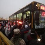 23 June 2020, Peru, Lima: People crowd to ride a bus on the first day of the truckers strike. Photo: -/GDA via ZUMA Wire/dpa23/06/2020 ONLY FOR USE IN SPAIN