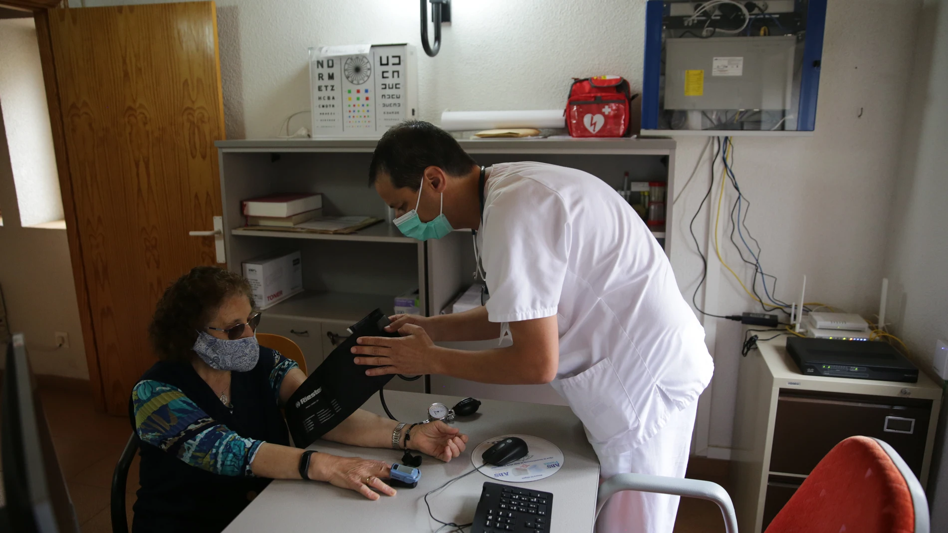 04/06/20 Madrid. Buitrago del Lozoya. Elena Garcia Iglesias, medico de familia y directora del centro de salud de Buitrago del Lozoya. CAM. Pedro Izquierdo Calle, enfermero del mismo centro. Ambos hacen una ruta diaria para asistir a los pueblos Del Valle del Lozoya y realizar consultas sanitarias en centros de salud o en casas particulares. En La Puebla de la Sierra visitan a Teresa, teniente de alcalde y Filomena, juez de paz. @ Cipriano Pastrano.