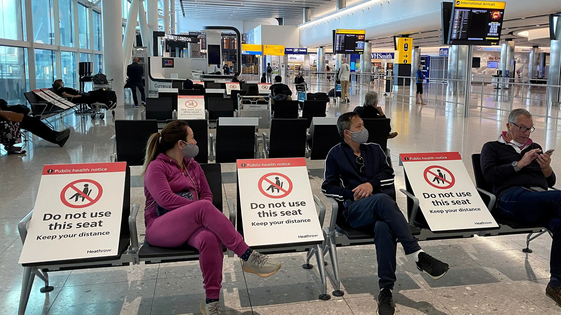 Varios viajeros en el aeropuerto de Heathrow, en Londres