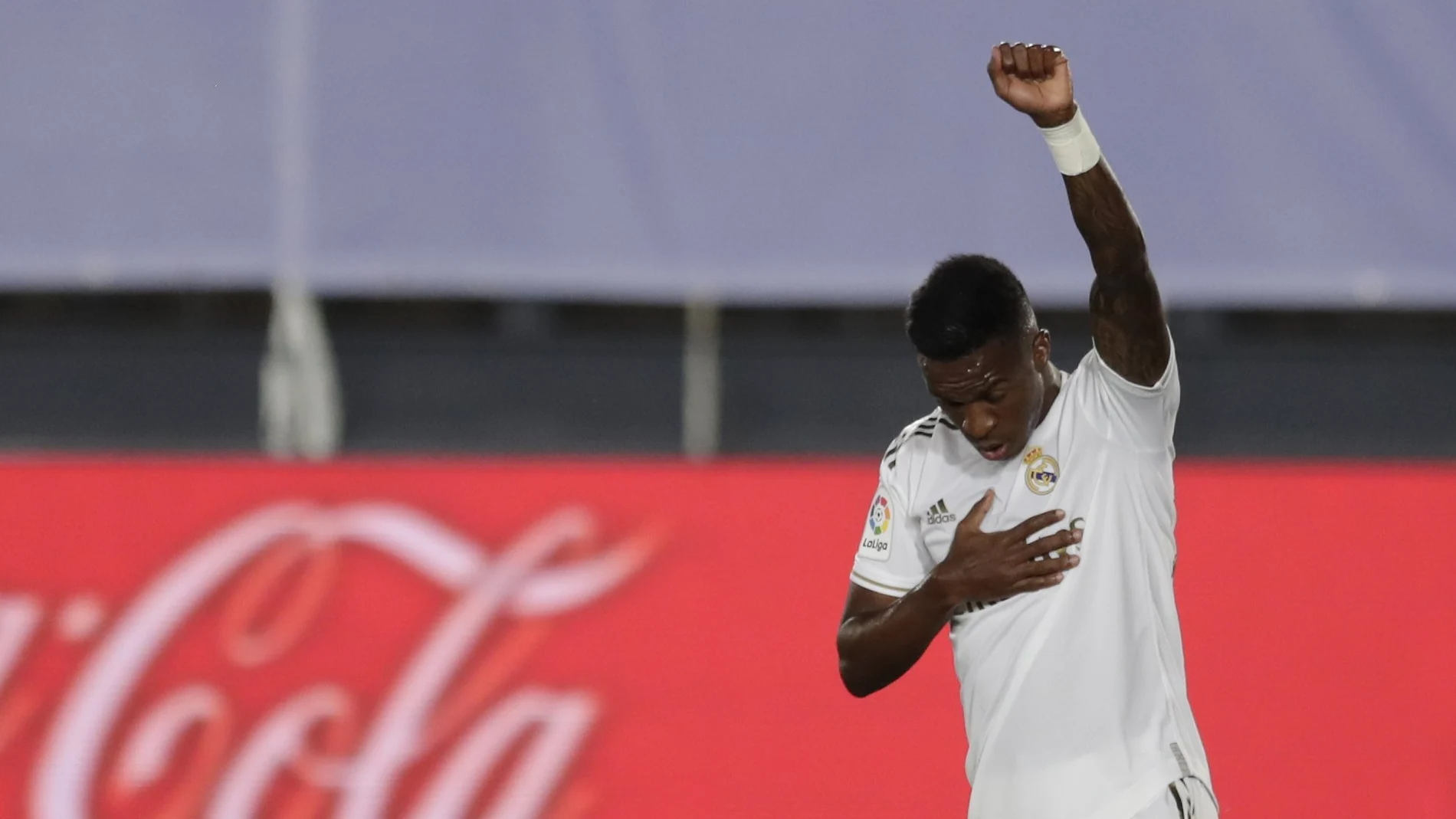 Vinicius celebra el gol protestanto contra el racismo
