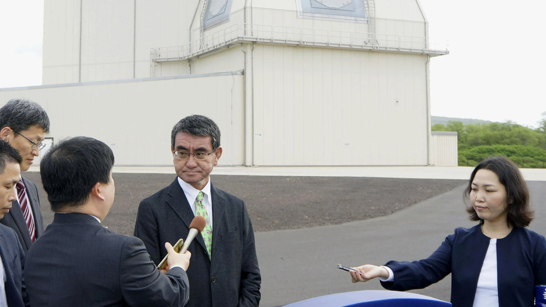 El ministro de Defensa de Japón Taro Kono tras inspeccionar el sistema de defensa aérea estadounidense Aegis Ashore