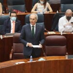 El consejero de Sanidad, Enrique Ruiz Escudero (PP), interviene en el pleno
