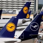 Aviones de Lufthansa aparcados en al aeropuerto de Fráncfort