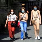 Tres jóvenes pasean por Sevilla tras el fin del estado de alarma