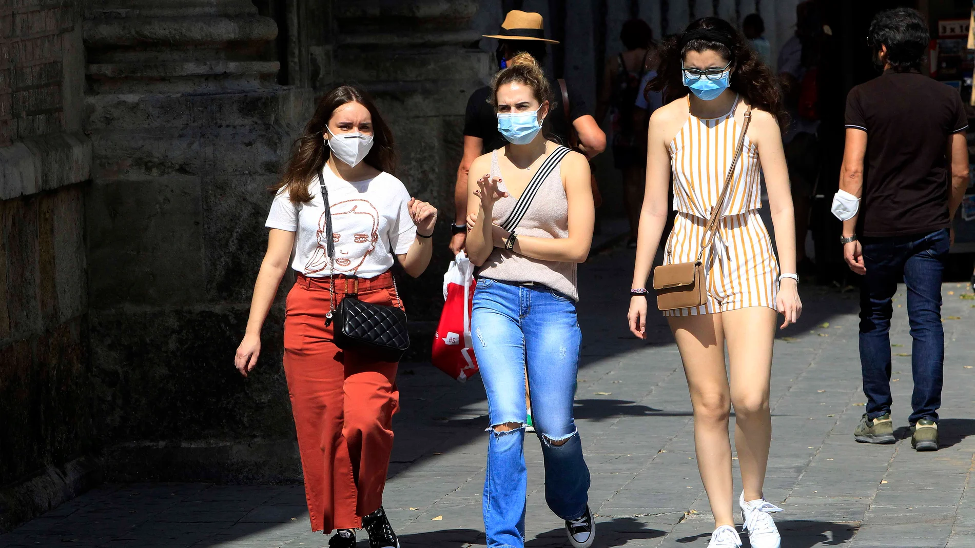 Tres jóvenes pasean por Sevilla tras el fin del estado de alarma