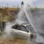 Accidente de tráfico de vehículo robado en Fuentes de Valdepero (Palencia)Bomberos de Palencia sofocan el fuego de un turismo accidentado en la N611 que había sido sustraido en Palencia