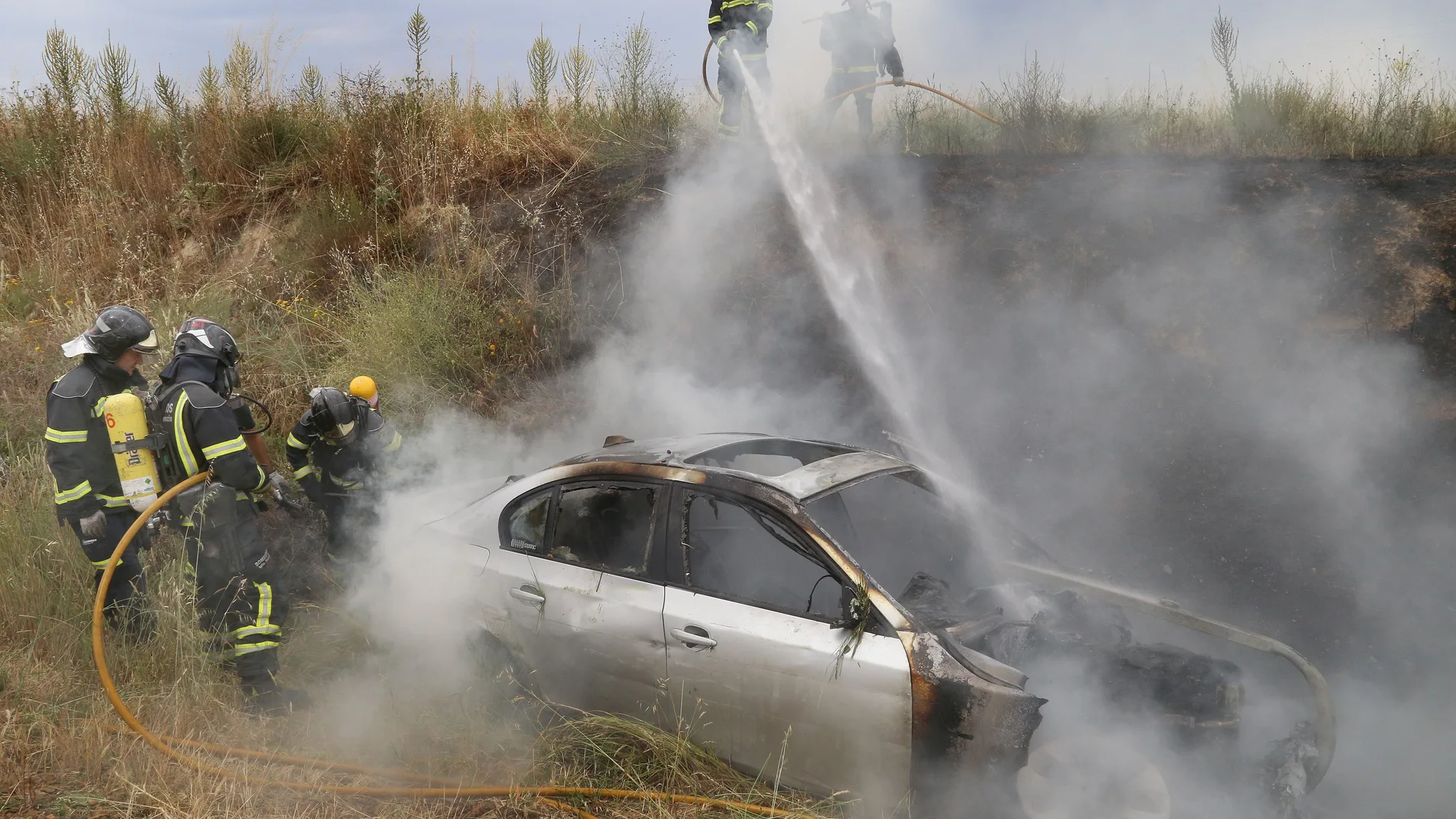 Accidente de tráfico de vehículo robado en Fuentes de Valdepero (Palencia)Bomberos de Palencia sofocan el fuego de un turismo accidentado en la N611 que había sido sustraido en Palencia