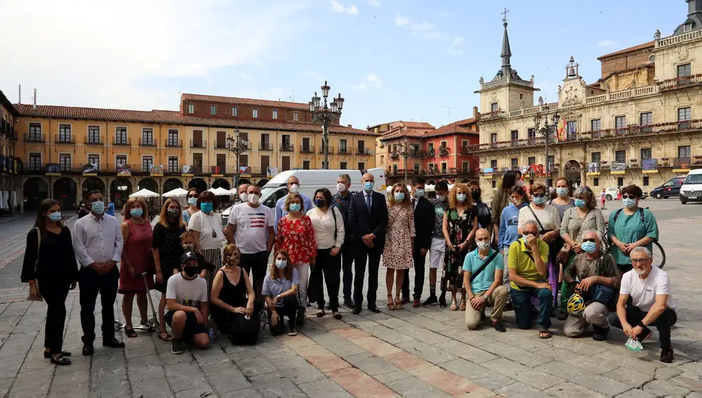 El alcalde de León, José Antonio Diez, junto a la concejala de Acción y Promoción Cultural, Evelia Fernández, inauguran la muestra fotográfica #PHEdesdemibalcón de PHotoESPAÑA