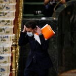 El diputado de Ciudadanos en el Congreso, Edmundo Bal, se coloca la mascarilla momentos antes de su intervención en una sesión plenaria en el Congreso de los Diputados