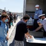 Miembros de la Armada portuguesa reparten alimentos en pleno rebrote de la pandemia en Lisboa