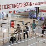 Tres estados imponen cuarentenas a los viajeros que vienen de estados de EE UU que son foco de coronavirus