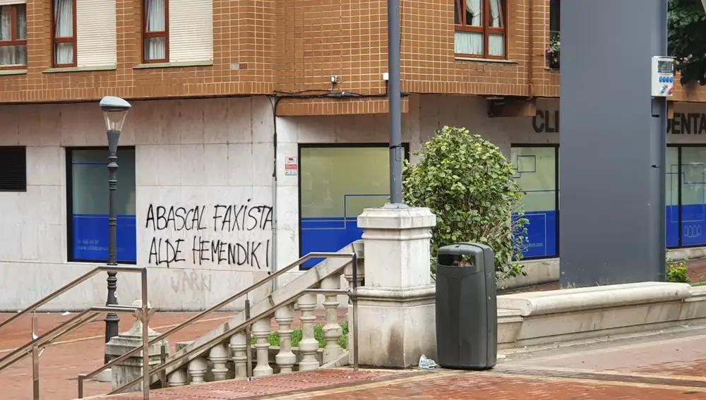 Las calles de Sestao con pintadas de &quot;Abascal fascista&quot; y el &quot;fuera de aquí&quot; en euskera