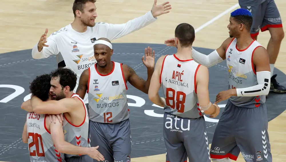 Los jugadores del San Pablo Burgos, celebran su victoria ante el Mora Banc Andorra en el primer partido de la quinta jornada del grupo B de la fase final de la Liga Endesa que disputan en el pabellón de la Fuente de San Luis de Valéncia. EFE/Manuel Bruque