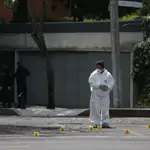 Peritos forenses en la zona del atentado por un grupo armado al secretario de seguridad ciudadana, Omar García Harfuch