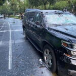 Imagen del vehículo oficial del jefe de la Policía de Ciudad de México objeto de un atentado este viernes