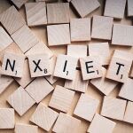 En el caso en el que notemos que caemos en pensamientos repetitivos y negativos en torno a la posibilidad de contagio, es importante hacer actividades que nos relajen o que mantengan nuestra mente ocupada y, por tanto, nos alejen de ese bucle.