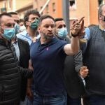 El presidente de Vox, Santiago Abascal (c), se encara con un grupo de manifestantes tras intervenir en Sestao (Bizkaia) en un mitin de la campaña para las próximas elecciones vascas en el que se han producido enfrentamientos entre antifascistas y la Ertzaintza y en el que la diputada de VOX Rocío de Meer ha recibido una pedrada en una ceja. EFE/MIGUEL TOÑA