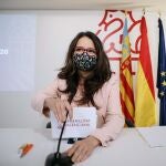 La vicepresidenta y portavoz del Gobierno valenciano, Mónica Oltra, momentos antes de iniciar la rueda de prensa posterior al pleno del Consell