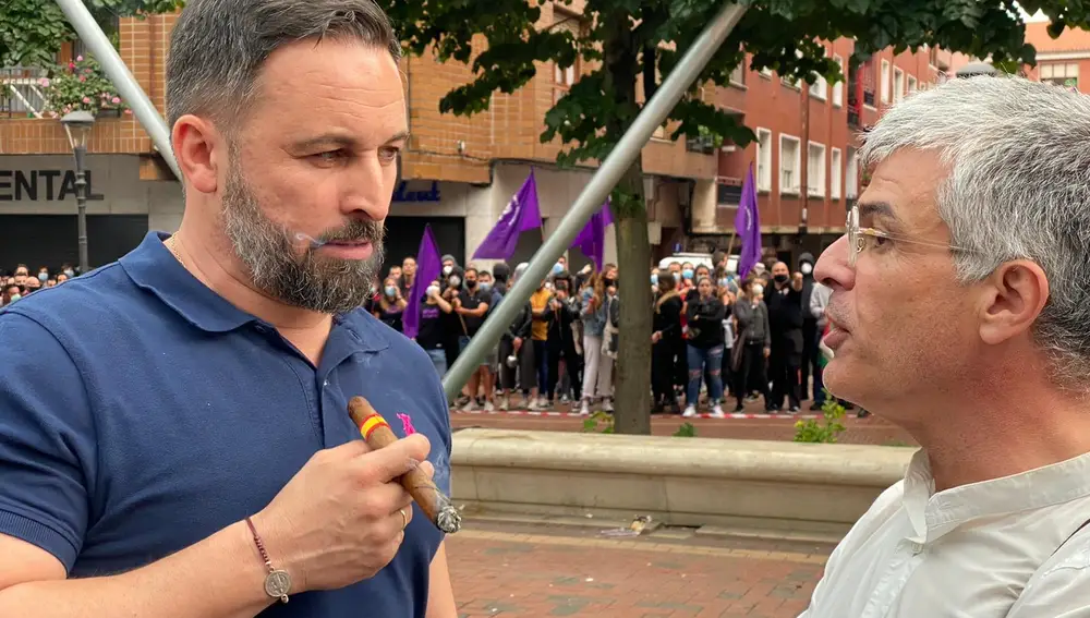El líder de Vox, Santiago Abascal responde a los insultos y las piedras de los radicales en Sestao fumándose un puro