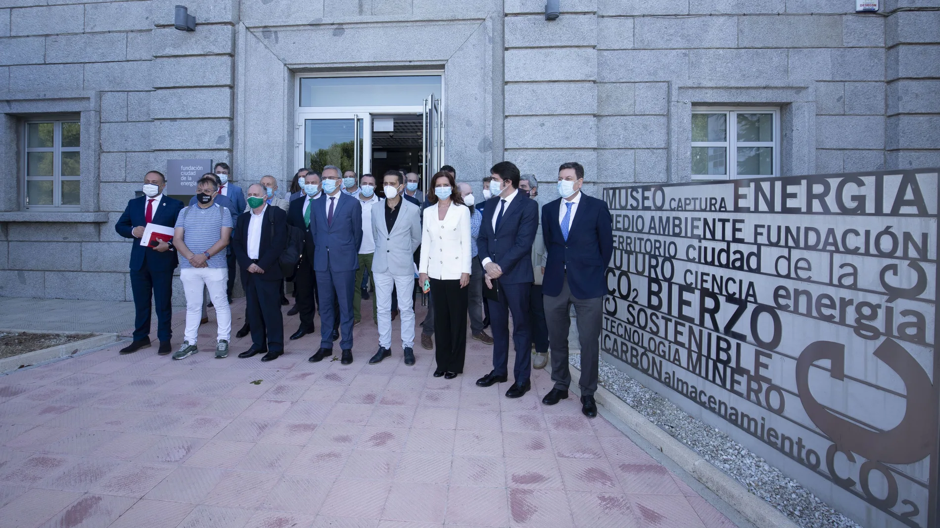 Foto de familia de la Mesa por el Futuro de León tras reunirse en Ponferrada
