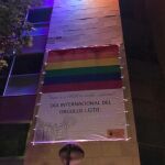 La sede de la Consejería de Mujer, Igualdad, LGTBI, Familias y Política Social ha iluminado su fachada con los colores de la bandera LGTBI