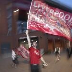 Un aficionado del Liverpool celebra la conquista de la Premier