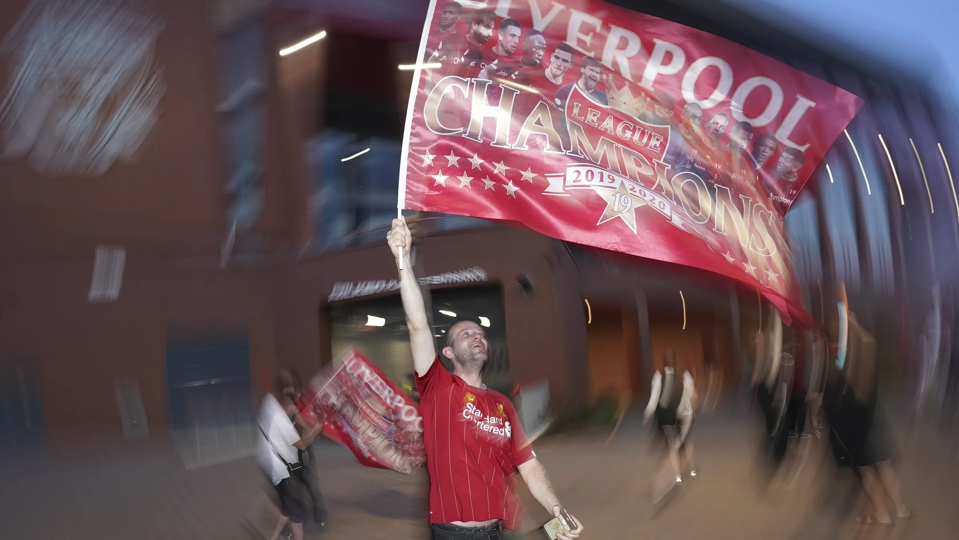 Un aficionado del Liverpool celebra la conquista de la Premier
