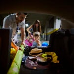Ruth, su marido y su hija van a su apartamento en La Manga «porque les da más tranquilidad». «Necesitamos olvidarnos del trabajo y salir de Madrid», reconocen