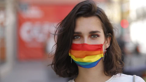 Ambiente de Orgullo en el barrio de Chueca. Banderas del orgullo.