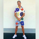 Cristiano Ronaldo revoluciona las redes vistiendo un llamativo conjunto veraniego de la prestigiosa firma de lujo Louis Vuitton