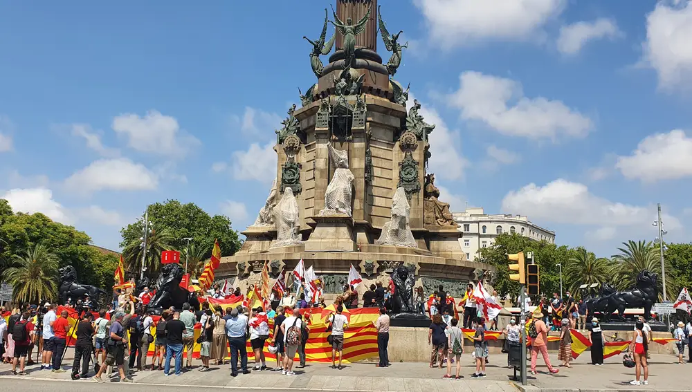 Acto de Vox ante la estatua de Colón en Barcelona.