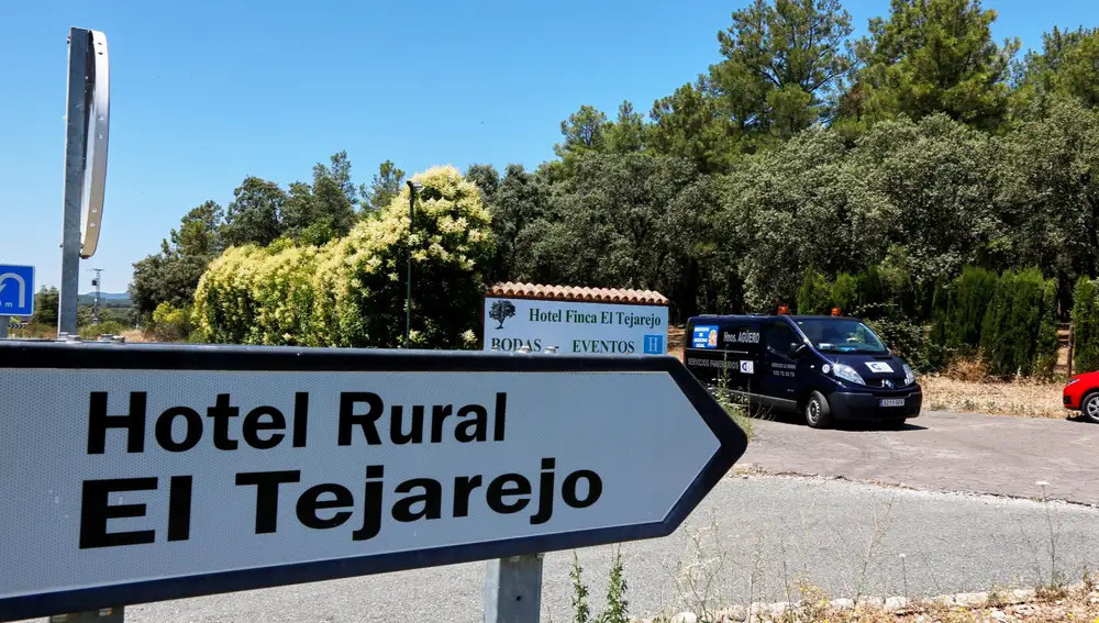 Una furgoneta forense abandona el lugar donde dos hombres de 38 y 54 años han perdido la vida y otras dos personas han resultado heridas leves al estallar este sábado una caldera de agua en una casa rural de la localidad toledana de la Iglesuela. EFE/ Manu Reino