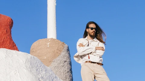 Carlos Sadness publica ahora su nuevo álbum «Tropical Jesus»