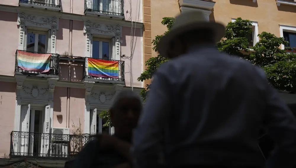 Ambiente de Orgullo en el barrio de Chueca. Banderas del orgullo.
