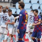Los jugadores del Celta celebran el empate a dos con piqué desenfocado y Messi desolado