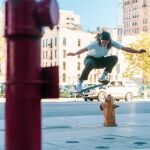 Andrea Benítez, skater que puede ir a los Juegos Olímpicos de Tokio, patinando en la calle