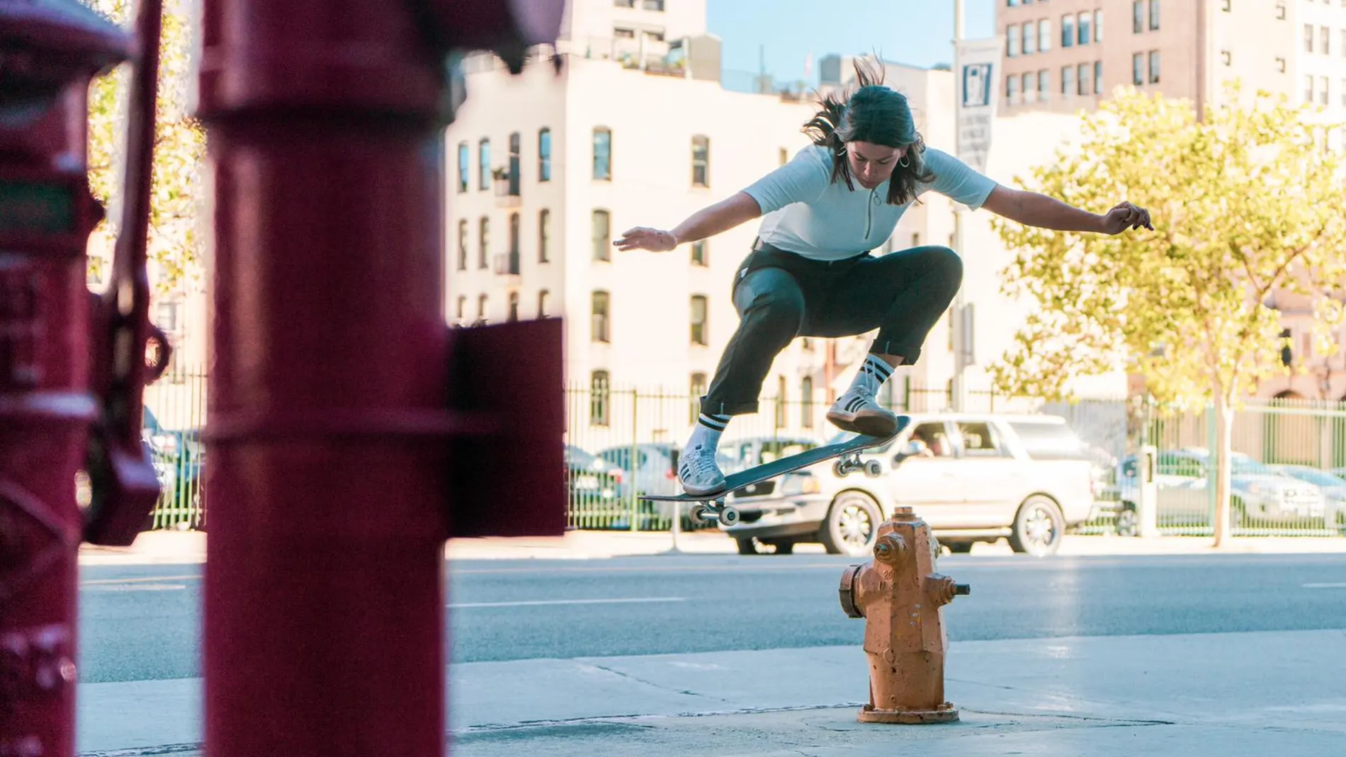 Andrea Benítez, skater que puede ir a los Juegos Olímpicos de Tokio, patinando en la calle