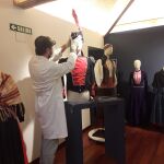 Técnicos del Museo preparan la exposición que abrirá sus puertas mañana