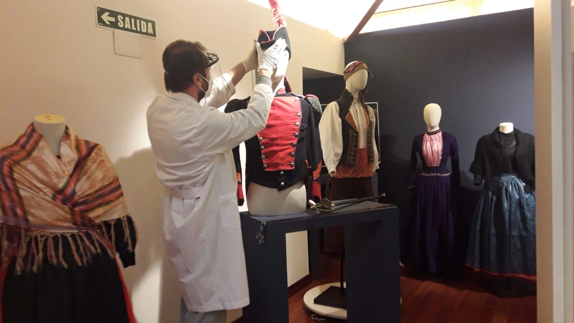 Técnicos del Museo preparan la exposición que abrirá sus puertas mañana