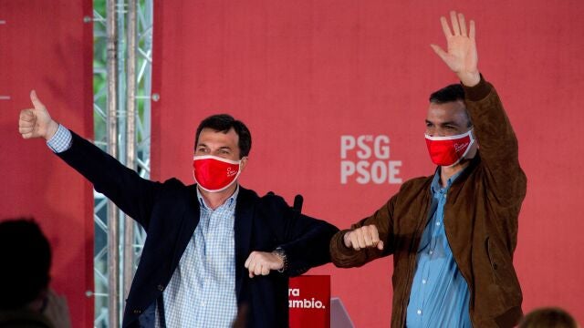 OURENSE, 27/06/2020.- El presidente del Gobierno y líder del PSOE, Pedro Sánchez (d), ha acompañado al candidato socialista a la presidencia de la Xunta, Gonzalo Caballero (i), en un mitin de campaña celebrado en el Jardín del Posío de Ourense. EFE/Brais Lorenzo