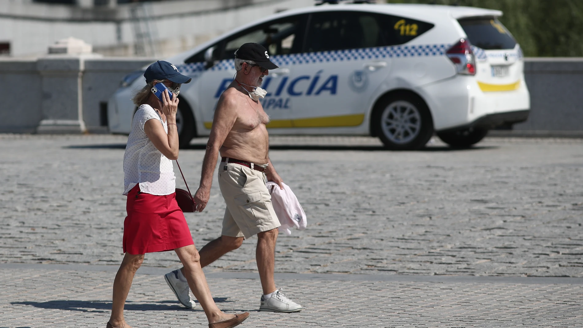 Una pareja caminando en Madrid el pasado miércoles 23 de junio, jornada en que se alcanzaron los 37ºC en la capital