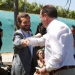 LEl presidente del PP, Pablo Casado, saluda al candidato a lehendakari, Carlos Iturgaiz