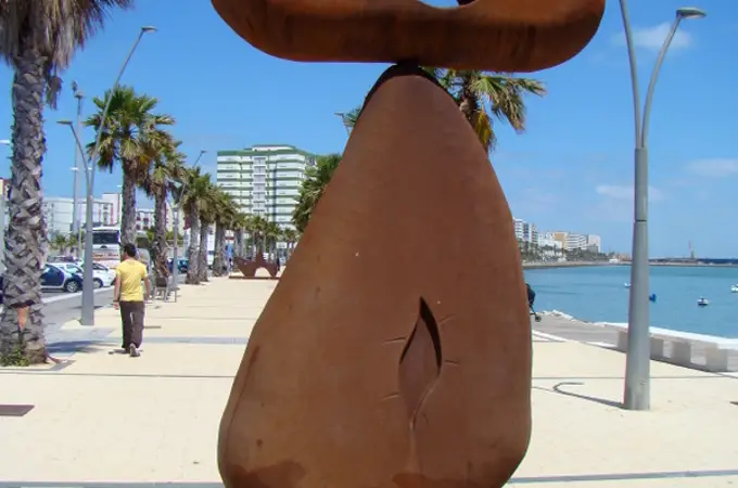 La playa de La Ermita en Mazarrón se llena de grandes esculturas