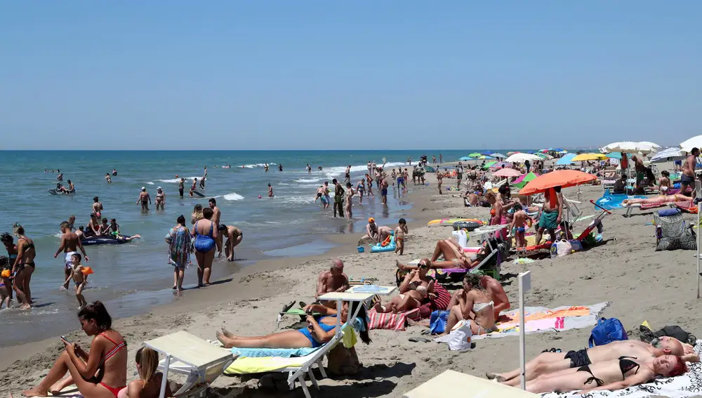 La gente disfrutó de la playa de Lido di Castel Porziano en Roma, este fin de semana, en plena ola de calor